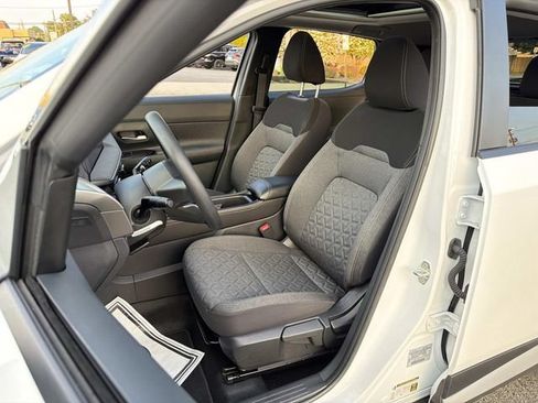 Used 2025 Nissan Kicks SV w/ SV Premium Package AWD/4WD image 16