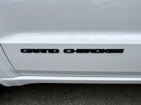 Used 2018 Jeep Grand Cherokee Altitude AWD/4WD image 30