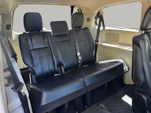 Used 2013 Chrysler Town & Country Touring FWD image 19