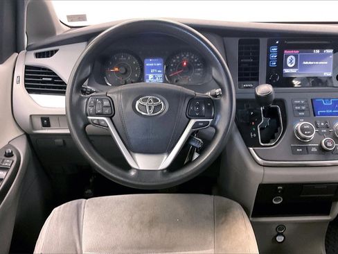 Used 2015 Toyota Sienna L image 3