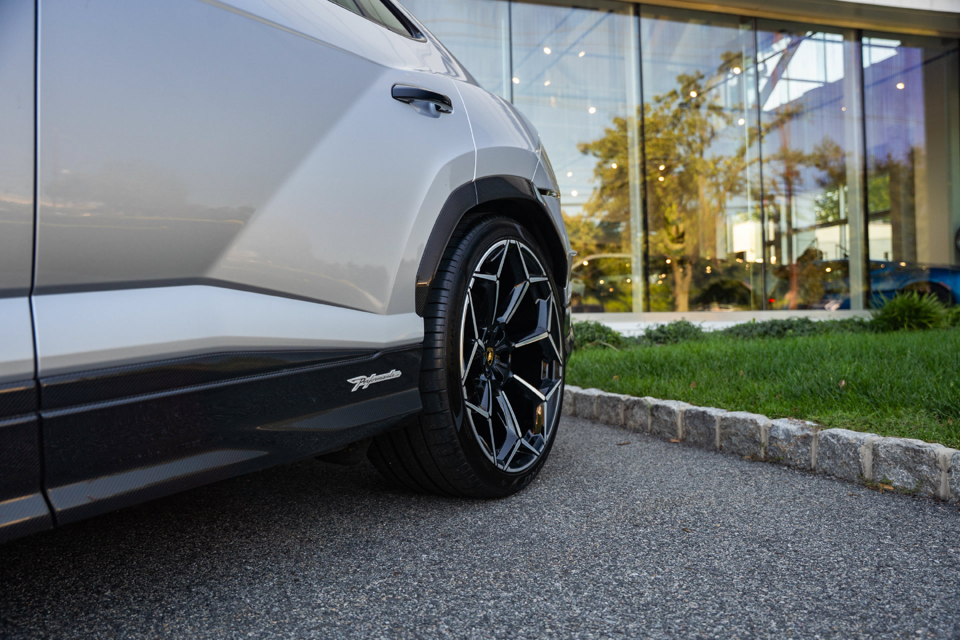 Used 2024 Lamborghini Urus Performante AWD/4WD image 9