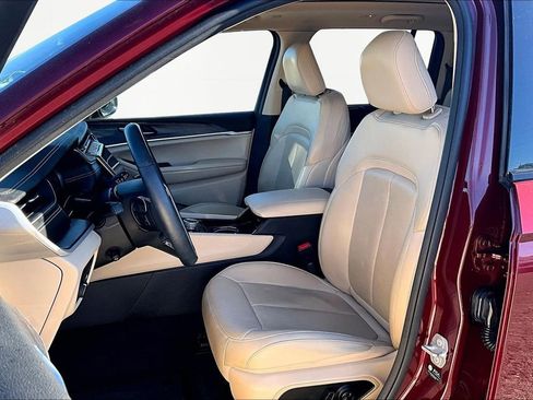 Used 2022 Jeep Grand Cherokee Limited w/ Luxury Tech Group II image 25