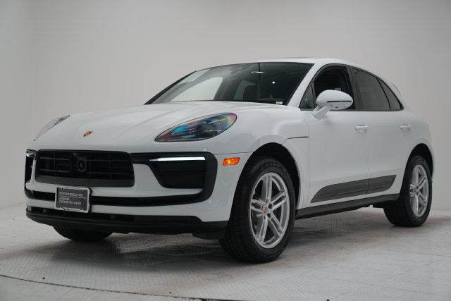 Certified 2026 Porsche Macan AWD/4WD image 5