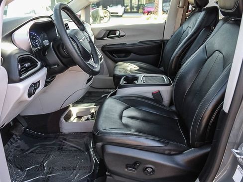 Used 2022 Chrysler Pacifica Touring-L FWD image 17