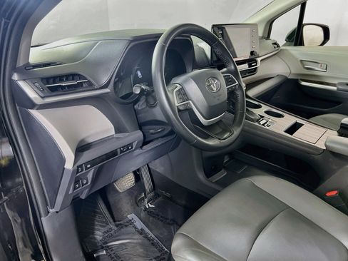 Used 2023 Toyota Sienna XLE FWD image 9