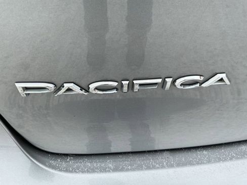 Used 2018 Chrysler Pacifica Touring-L Plus image 20