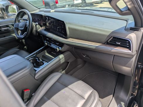 Used 2025 Chevrolet Suburban Z71 AWD/4WD image 33