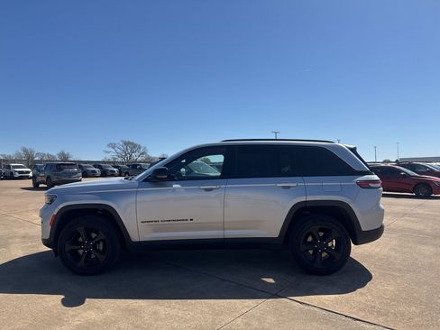Used 2022 Jeep Grand Cherokee Altitude image 14