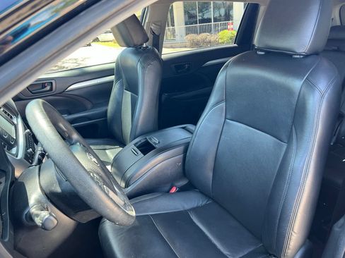 Used 2019 Toyota Highlander LE FWD image 10