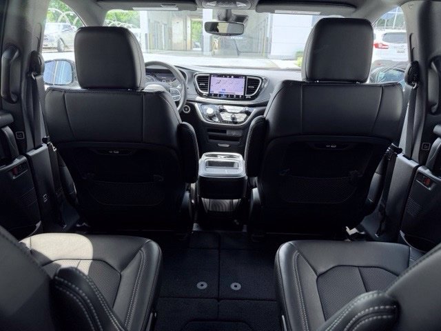 New 2027 Chrysler Pacifica Select FWD image 23