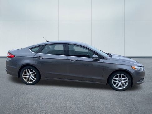 Used 2014 Ford Fusion SE image 2