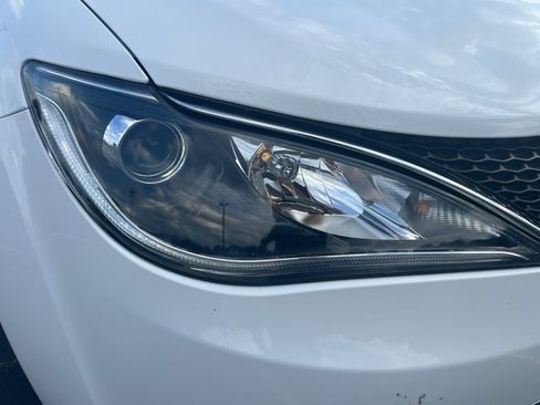 Used 2018 Chrysler Pacifica Touring-L FWD image 28