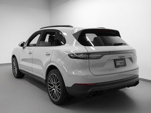 Used 2022 Porsche Cayenne Platinum Edition image 3