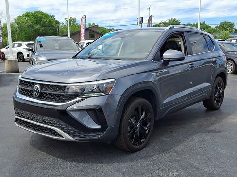 Certified 2023 Volkswagen Taos SE w/ Black Wheel Package FWD image 3