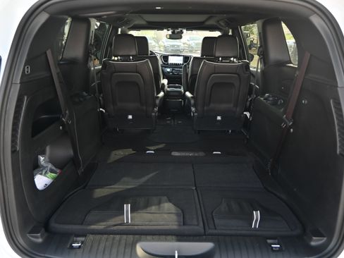 Used 2024 Chrysler Pacifica Limited w/ S Appearance Package FWD image 16