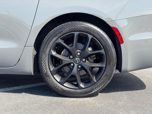 Used 2025 Chrysler Pacifica Limited FWD image 9