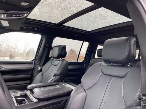 Used 2024 Jeep Wagoneer Series II image 2