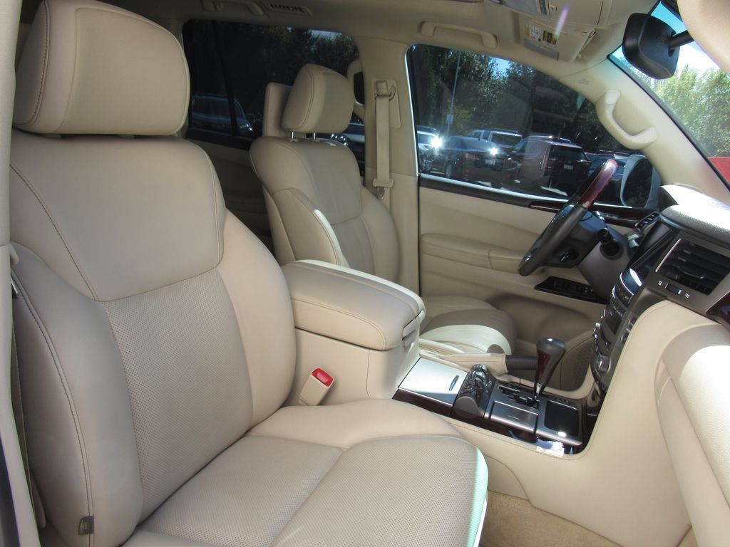 Used 2015 Lexus LX 570 4WD w/ Luxury Package image 19