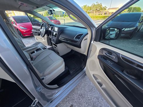 Used 2014 Chrysler Town & Country Touring FWD image 20