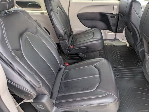 Used 2022 Chrysler Pacifica Touring-L AWD/4WD image 31
