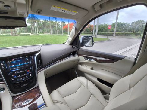 Used 2016 Cadillac Escalade Luxury RWD image 19