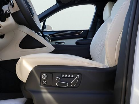 Used 2023 Bentley Bentayga Extended Wheelbase image 41