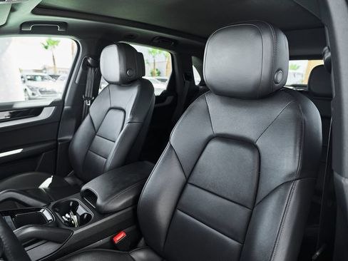 Used 2024 Porsche Cayenne AWD/4WD image 25