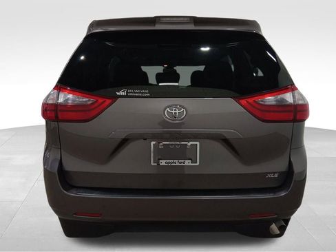 Used 2020 Toyota Sienna XLE image 4