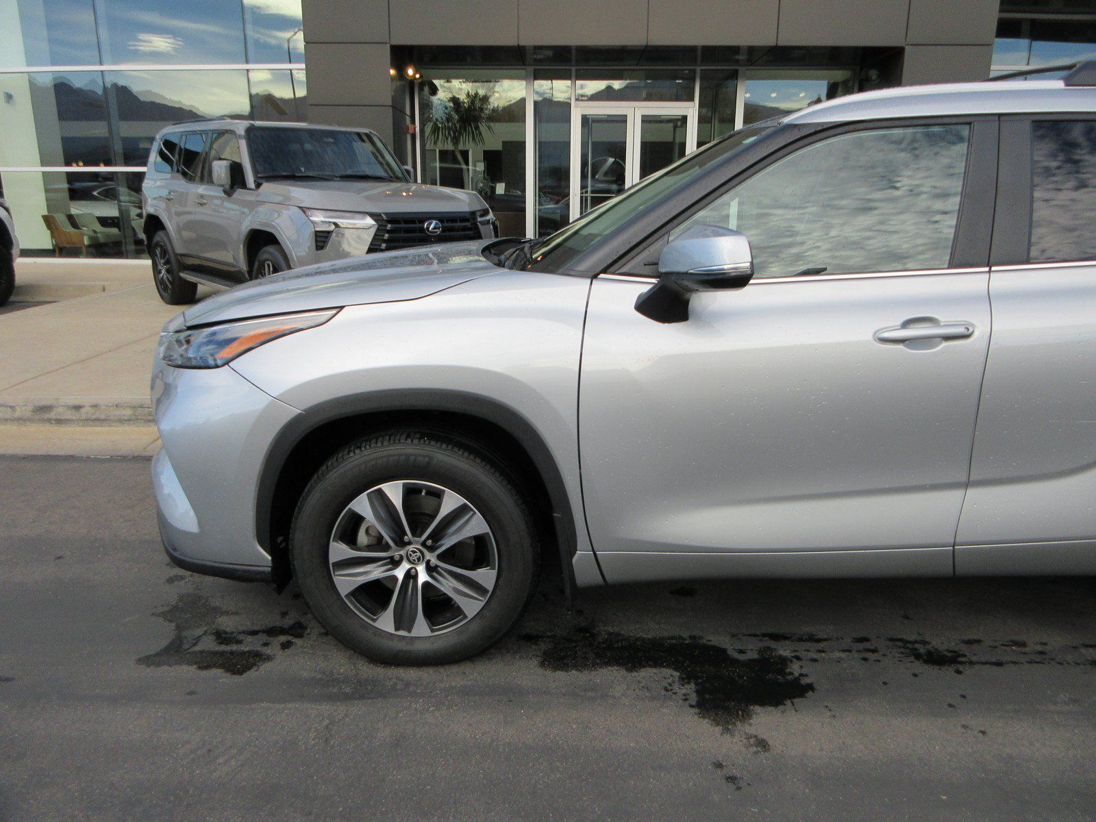 Used 2024 Toyota Highlander XLE AWD/4WD image 2