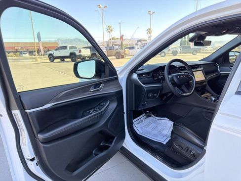 New 2026 Jeep Grand Cherokee Altitude image 12