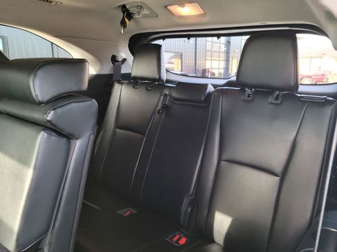 Used 2021 Toyota Highlander XLE image 19