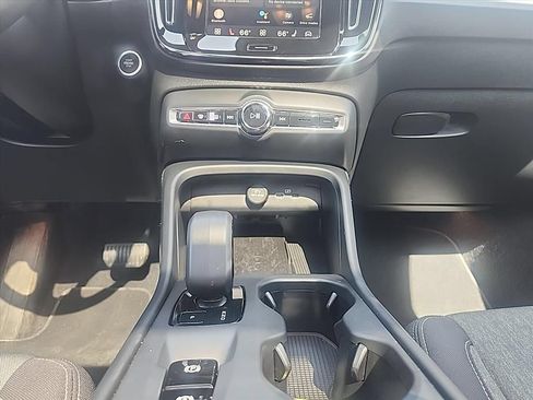 Certified 2025 Volvo XC40 B5 Core AWD/4WD image 33