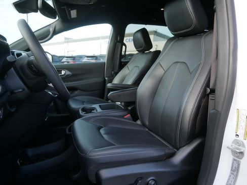 Used 2025 Chrysler Pacifica Select image 10