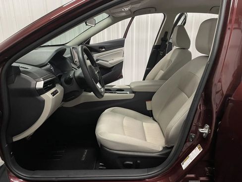 Used 2025 Nissan Altima 2.5 SV FWD image 32