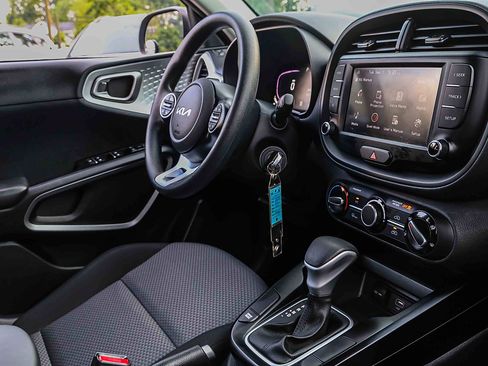 Certified 2023 Kia Soul LX w/ LX Technology Package FWD image 25
