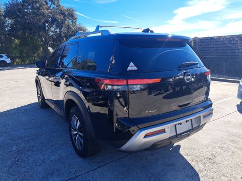 Certified 2023 Nissan Pathfinder SL w/ Black Appearance Package image 6