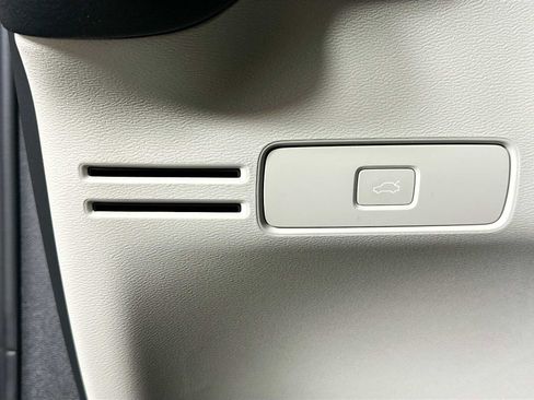 Used 2025 Volvo XC40 B5 Plus w/ Protection Package Premier image 8