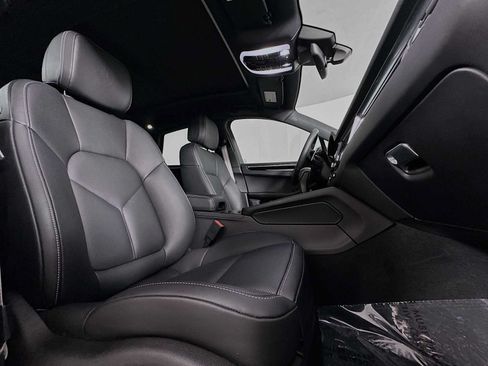 Certified 2026 Porsche Macan AWD/4WD image 29