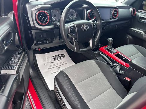 Used 2022 Toyota Tacoma TRD Off-Road AWD/4WD image 16