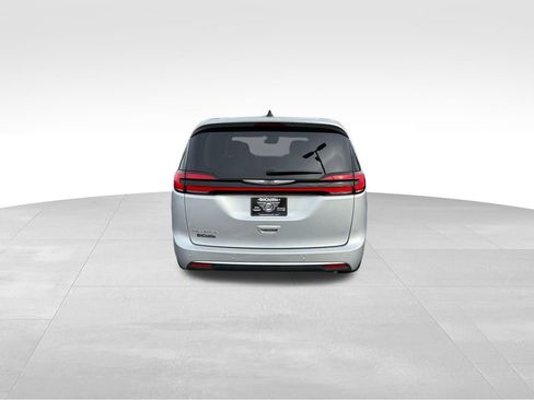 Used 2024 Chrysler Pacifica Touring-L image 7