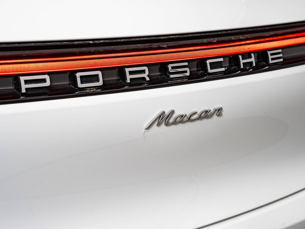Certified 2026 Porsche Macan AWD/4WD image 19