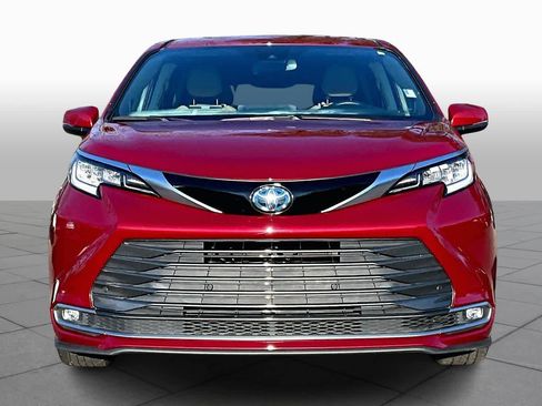 Used 2021 Toyota Sienna Limited image 4