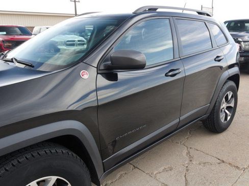 Used 2017 Jeep Cherokee Trailhawk w/ Comfort & Convenience Group AWD/4WD image 7