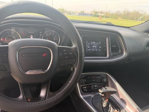 Used 2015 Dodge Challenger SXT image 10