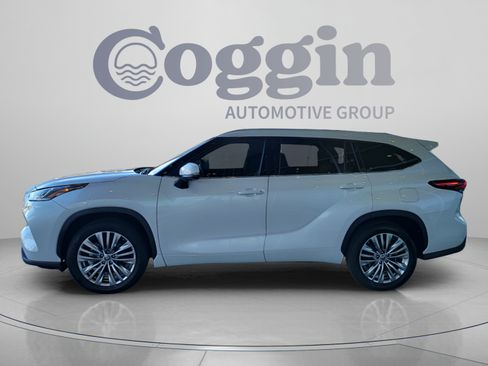 Used 2024 Toyota Highlander Platinum FWD image 3