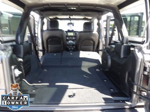 Used 2022 Jeep Wrangler Unlimited Sahara AWD/4WD image 31