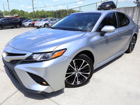 Used 2018 Toyota Camry SE w/ Convenience Package image 2