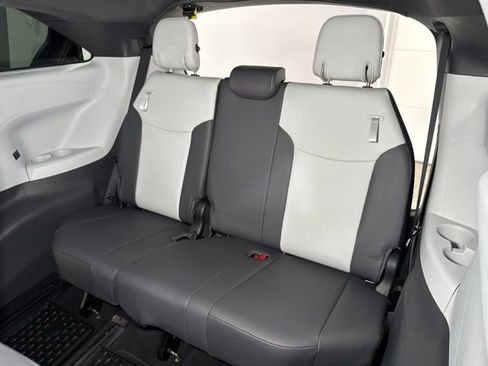 Used 2022 Toyota Sienna XSE FWD image 27