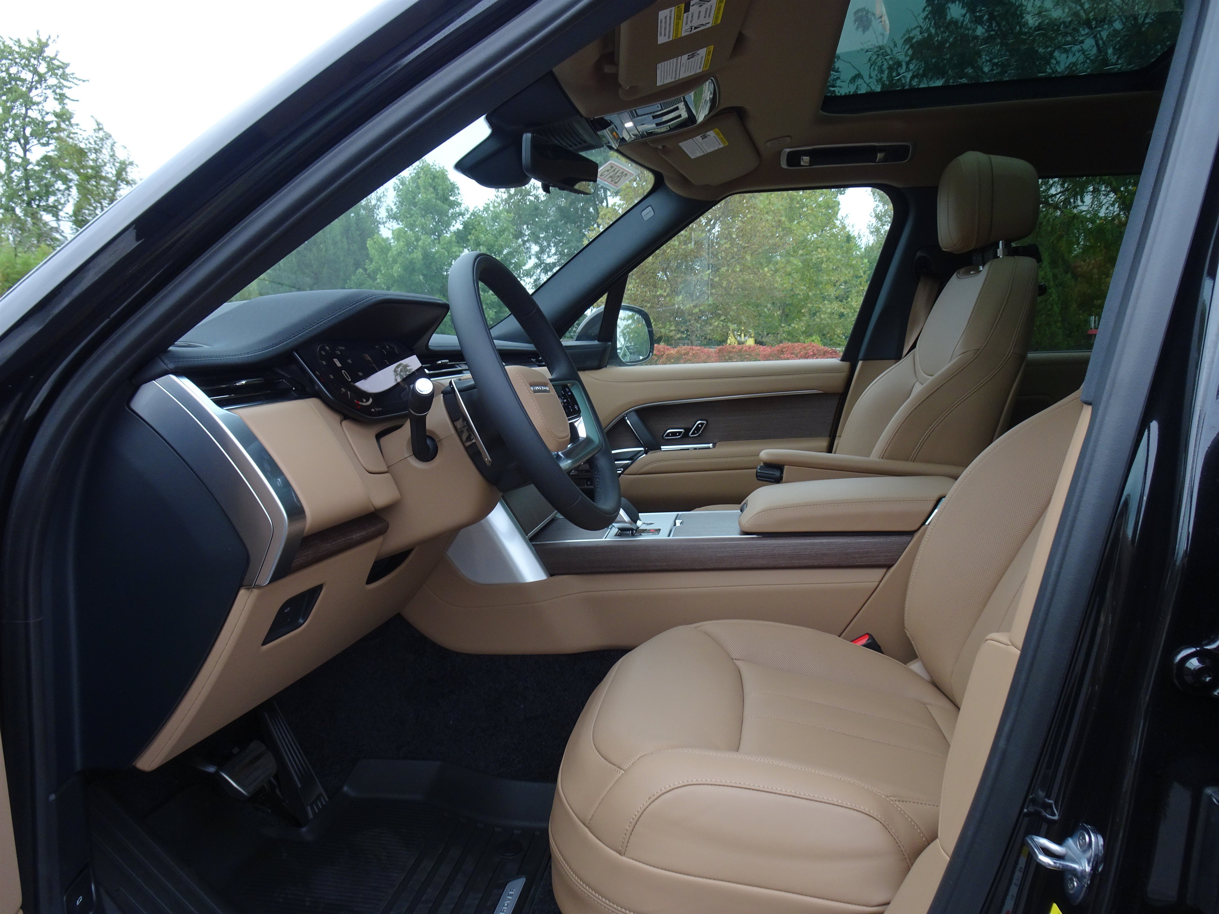 New 2026 Land Rover Range Rover Long Wheelbase SE AWD/4WD image 9