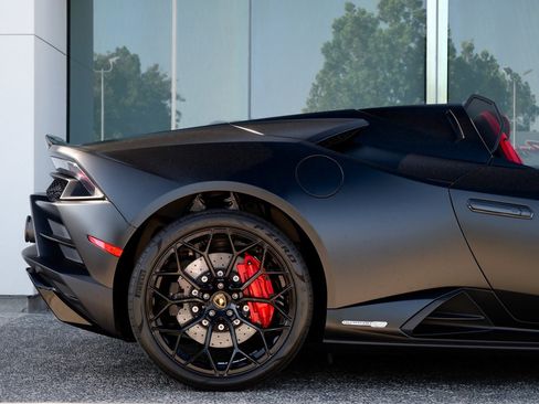 Used 2023 Lamborghini Huracan EVO image 11
